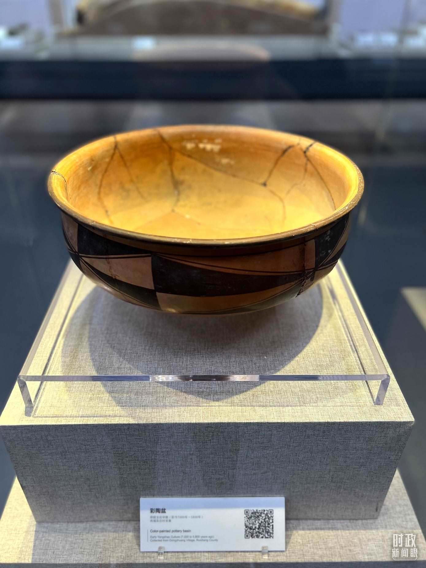 △運城博物館內(nèi)展出的仰韶文化早期的彩陶盆。（總臺央視記者邢彬拍攝）