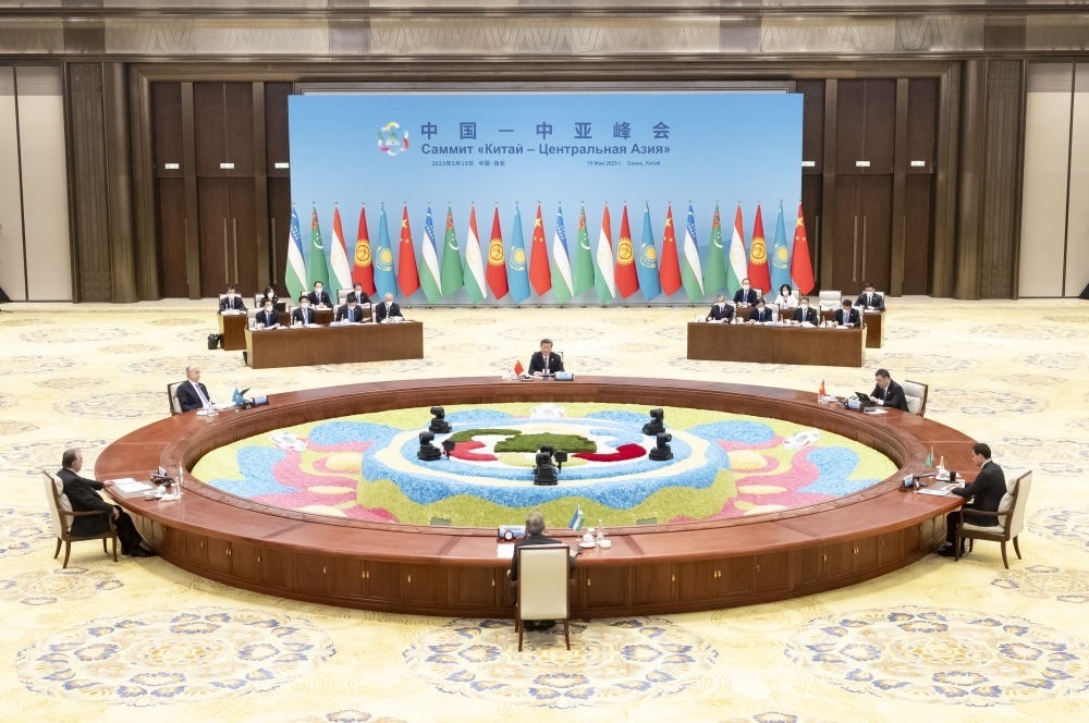 5月19日上午，國家主席習(xí)近平在陜西省西安市主持首屆中國－中亞峰會(huì)并發(fā)表題為《攜手建設(shè)守望相助、共同發(fā)展、普遍安全、世代友好的中國－中亞命運(yùn)共同體》的主旨講話。哈薩克斯坦總統(tǒng)托卡耶夫、吉爾吉斯斯坦總統(tǒng)扎帕羅夫、塔吉克斯坦總統(tǒng)拉赫蒙、土庫曼斯坦總統(tǒng)別爾德穆哈梅多夫、烏茲別克斯坦總統(tǒng)米爾濟(jì)約耶夫出席。新華社記者 丁海濤 攝