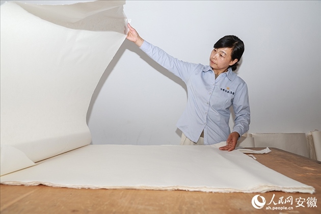 制簾需要將蔑條通過專門的小孔磨細。人民網(wǎng)記者 張俊攝