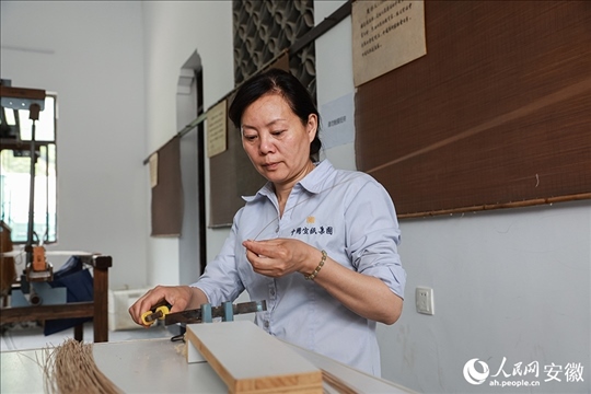 撈紙需要兩位師傅默契配合。人民網(wǎng)記者 張俊攝