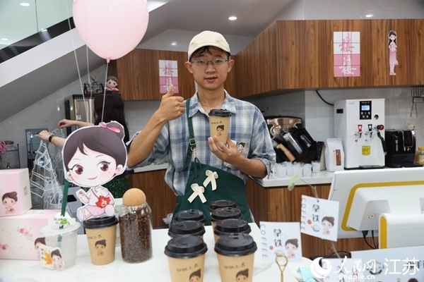 謝雨橋展示制作好的咖啡。人民網(wǎng)記者 馬曉波攝