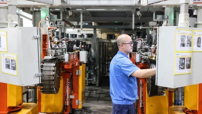 工作人員在貴州輪胎股份有限公司的“5G全連接工廠”成型區(qū)作業(yè)（2022年5月17日攝）。新華社記者 歐東衢 攝