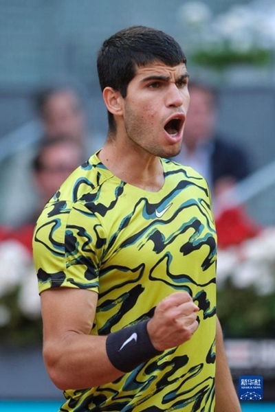 5月7日，阿爾卡拉斯在比賽中慶祝得分。當(dāng)日，在西班牙馬德里網(wǎng)球公開賽男單決賽中，西班牙選手阿爾卡拉斯以2比1戰(zhàn)勝德國選手施特魯夫，奪得冠軍。新華社記者 孟鼎博 攝
