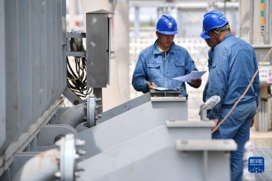 5月27日，電力工人在工程現(xiàn)場進(jìn)行檢修作業(yè)。