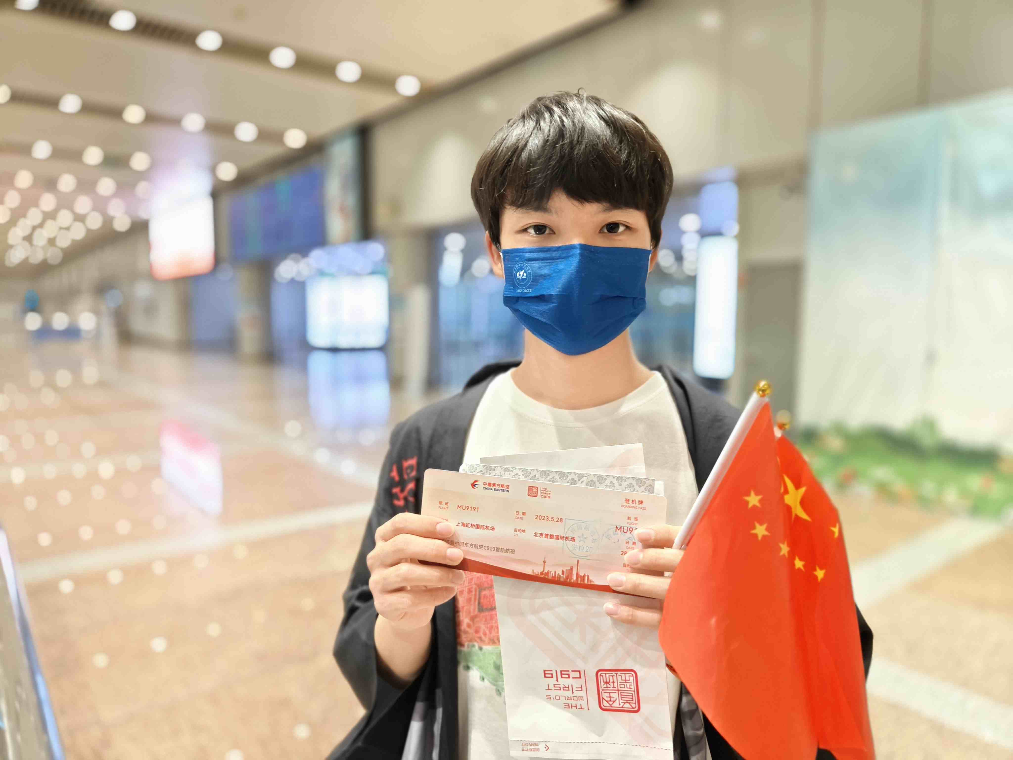 張可立向記者展示有著紀(jì)念意義的登機(jī)牌。人民網(wǎng)記者 夏曉倫攝