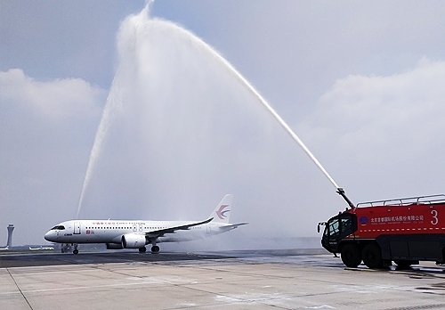 C919穿過象征民航最高禮儀的“水門”。東航供圖