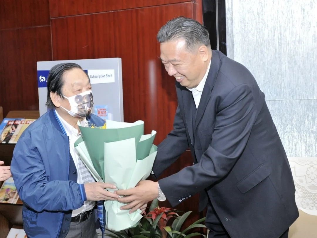 ▲青海省政協(xié)副主席、青海省林草局黨組書記、局長、祁連山國家公園青海省管理局局長李曉南在機(jī)場迎接韓美林