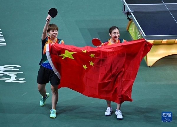 5月27日，陳夢（右）/王藝迪慶祝勝利。當(dāng)日，在南非德班進行的2023年世界乒乓球錦標賽女子雙打決賽中，中國選手陳夢/王藝迪以3比0戰(zhàn)勝韓國選手田志希/申裕斌，奪得冠軍。新華社記者 陶希夷攝