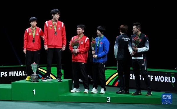 5月26日，冠軍中國組合王楚欽（左二）/孫穎莎（左一）與季軍中國組合林詩棟（左三）/蒯曼（左四）、中國香港組合黃鎮(zhèn)廷（右一）/杜凱琹在頒獎儀式后交流。新華社記者 陶希夷攝