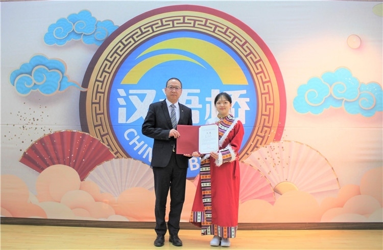 中國銀行首爾分行行長周建軍為大學(xué)生組冠軍頒獎(jiǎng)并頒發(fā)就業(yè)證書。首爾孔子學(xué)院供圖