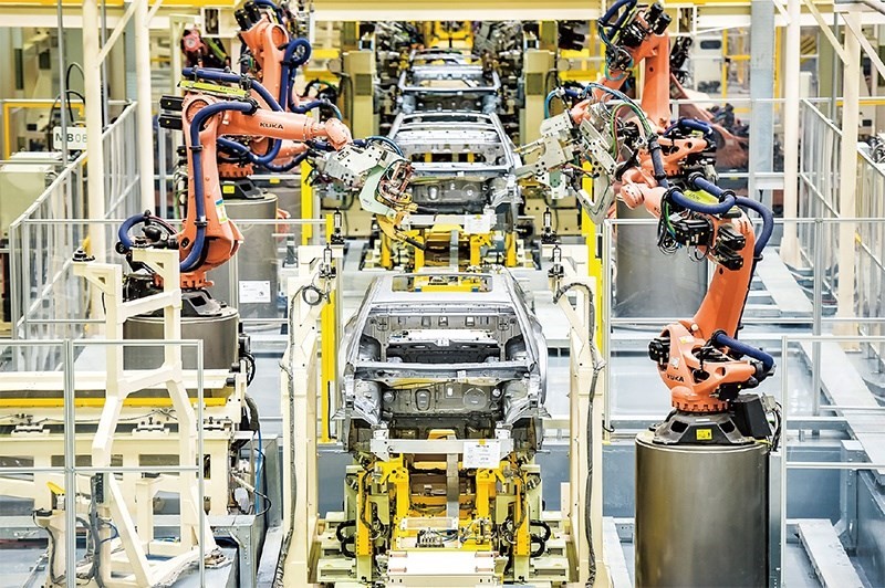 發(fā)展新能源汽車是我國從汽車大國邁向汽車強國的必由之路。2022年中國新能源汽車產(chǎn)銷分別實現(xiàn)705.8萬輛和688.7萬輛，連續(xù)8年位居世界第一。圖為廣汽埃安第一智造中心焊裝車間正在熱火朝天地生產(chǎn)。 廣汽埃安新能源汽車股份有限公司供圖