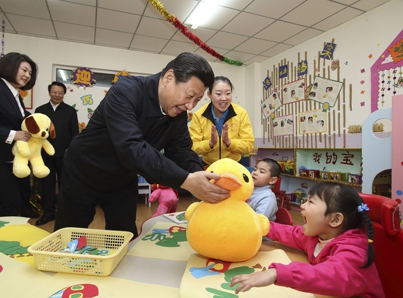 2014年1月28日，習(xí)近平總書記來到內(nèi)蒙古自治區(qū)呼和浩特市兒童福利院看望孩子們并贈送新春禮物。