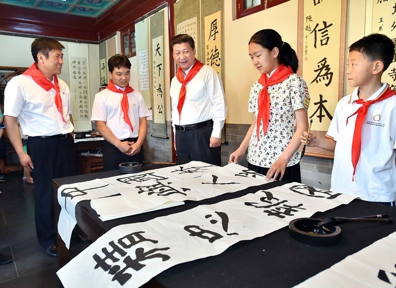 2014年5月30日，習(xí)近平總書記來到北京市海淀區(qū)民族小學(xué)，參加慶?！傲弧眹H兒童節(jié)活動。