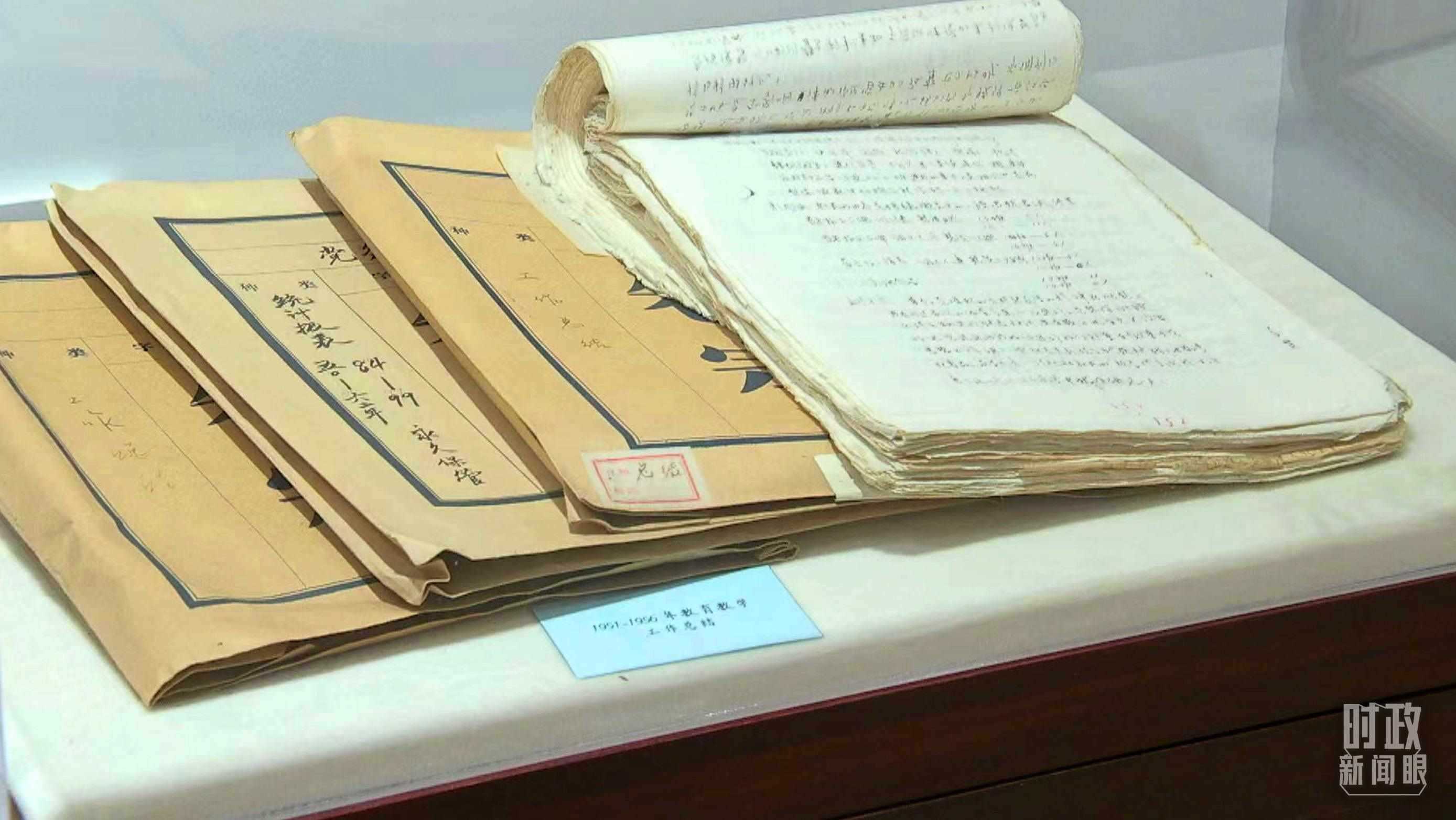 △校史館內(nèi)的教育教學(xué)工作總結(jié)展陳。（總臺(tái)央視記者金雨秋拍攝）