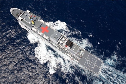 航行在大洋上的中國海軍“和平方舟”號醫(yī)院船。新華社記者 琚振華 攝