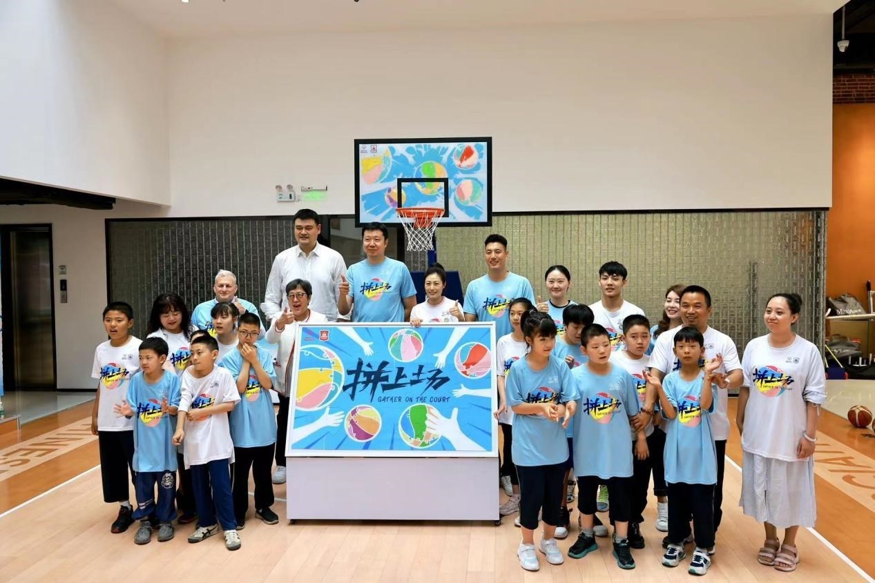 嘉賓與特奧小運動員在活動結束后合影。人民網記者 郝帥攝