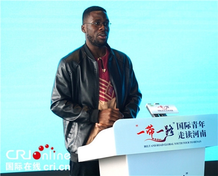 國際青年代表奕曉龍發(fā)言。賈親親 攝