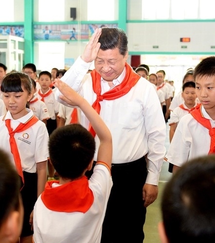 2014年5月30日，習(xí)近平總書記來到北京市海淀區(qū)民族小學(xué)，參加慶?！傲弧眹H兒童節(jié)活動。新華社記者 李濤 攝