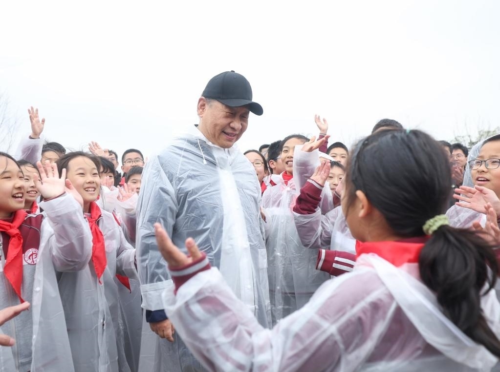 2023年4月4日，黨和國家領(lǐng)導(dǎo)人參加首都義務(wù)植樹活動。這是植樹后，習(xí)近平總書記同在場的中小學(xué)生親切交談。新華社記者 鞠鵬 攝