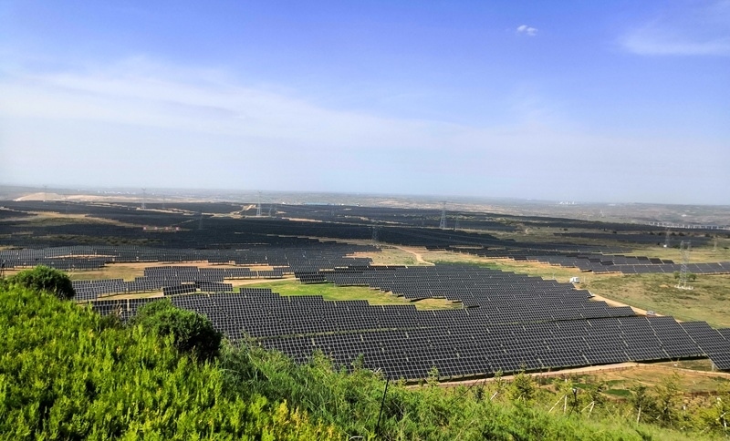 伊金霍洛旗天驕綠能50萬千瓦采煤沉陷區(qū)生態(tài)治理光伏發(fā)電示范項(xiàng)目一角。人民網(wǎng)記者 孫博洋攝