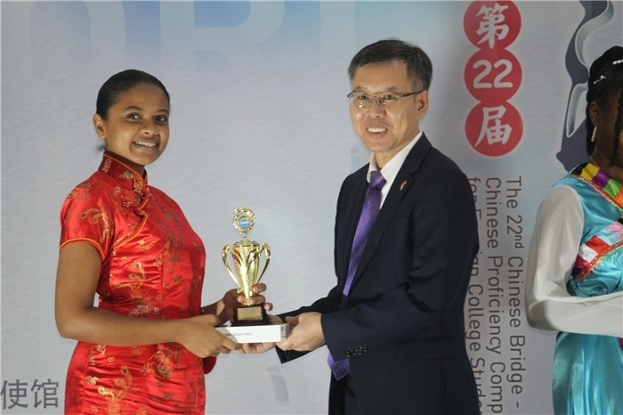 陳錫來(lái)參贊為獲獎(jiǎng)選手頒發(fā)二等獎(jiǎng)。圭亞那大學(xué)孔子學(xué)院供圖