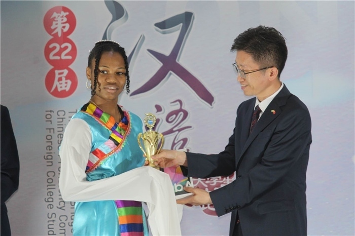 黃瑞參贊為獲獎(jiǎng)選手頒發(fā)二等獎(jiǎng)。圭亞那大學(xué)孔子學(xué)院供圖