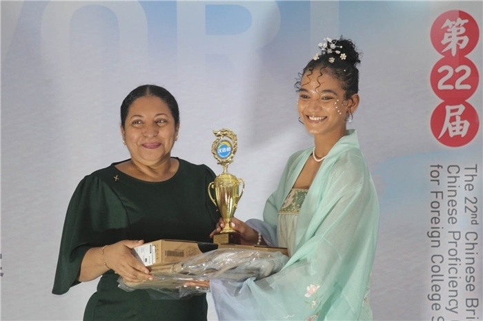 圭亞那大學(xué)校長(zhǎng)默罕默德為獲獎(jiǎng)選手頒發(fā)一等獎(jiǎng)。圭亞那大學(xué)孔子學(xué)院供圖