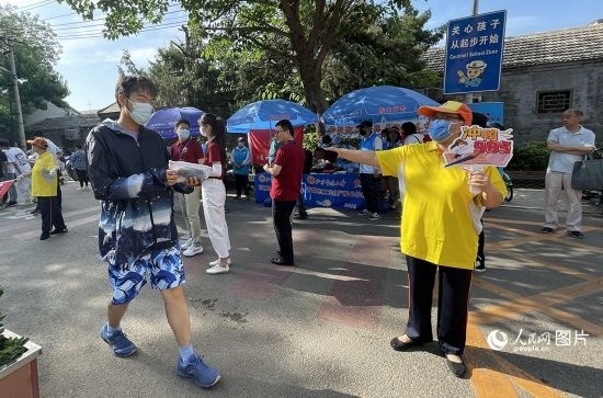 6月7日早8點，北京市第五中學門口考生正在按規(guī)定進入考場。人民網(wǎng)記者 池夢蕊攝