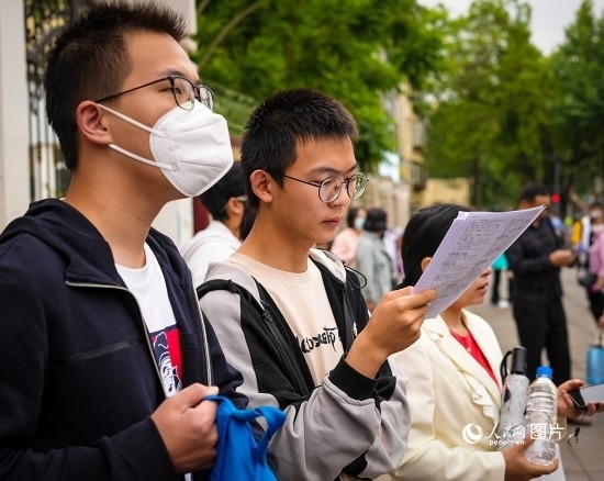 6月7日，在昆明市第五中學考場外，考生正利用最后時間復習備考。人民網(wǎng) 曾智慧攝