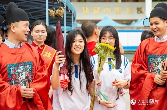 6月7日上午，在南寧市天桃實驗學校翠竹校區(qū)，老師們在為考生們加油鼓勁！人民網(wǎng)記者 嚴立政攝