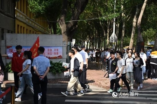 6月7日，在黑龍江省哈爾濱市第三中學高考考點，考生們有序進入考場。人民網(wǎng)記者 蘇靖剛攝