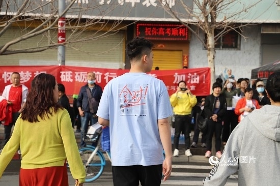 6月7日早8點，甘肅省蘭州市外國語高級中學考點，考生按規(guī)定進入考場。人民網(wǎng)記者 黃帆攝