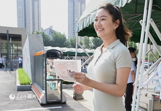 6月7日高考第一天，早上8點，一名考生充滿自信地步入鄭州市十一中考點。人民網(wǎng)記者 王玉興攝