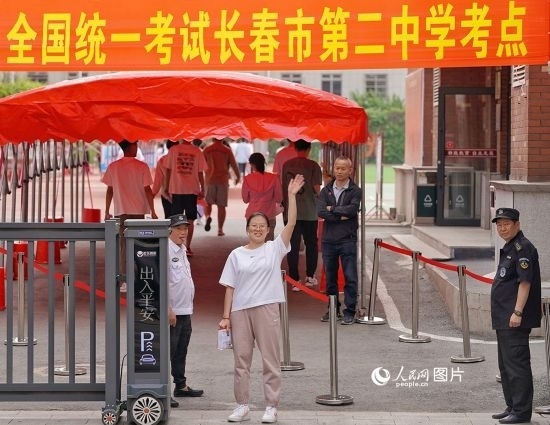 6月7日，在長春市第二中學考點，一名考生信心滿滿進入考場，并與家長揮手致意。人民網(wǎng)記者 李洋攝