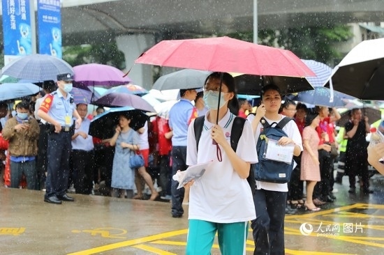 6月7日，海南華僑中學（高中部）考點，學子冒雨奔赴考場。人民網(wǎng)記者 孟凡盛攝