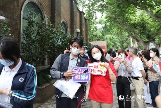 6月7日一大早，上海向明中學考場外，來自上海市盧灣高級中學的考生正在依次進場。人民網(wǎng)記者 龔莎攝