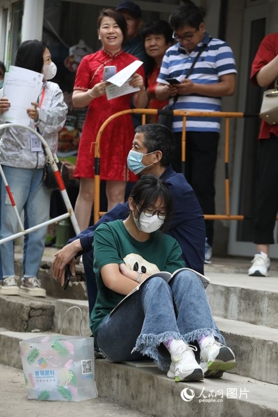 6月7日，沈陽市第一中學，學子靠在父親身邊做最后的沖刺。人民網(wǎng) 周頌雪攝