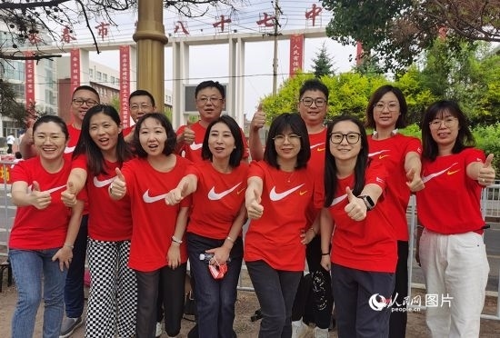 6月7日一早，陽光明媚，天氣涼爽，在長春市第八十七中學，考生們正陸續(xù)進入考場。親友團為參加高考的學子們加油鼓勁。人民網(wǎng)記者 王帝元攝