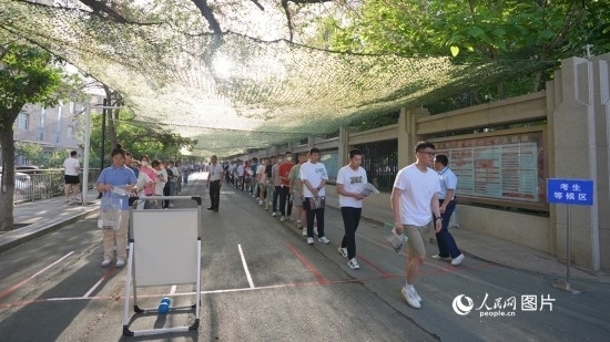 6月7日，烏魯木齊市第七十中學門口，考生們有序進入考場。人民網(wǎng) 李欣洋攝