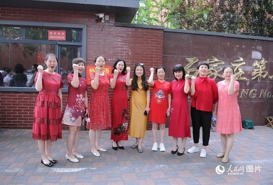 6月7日，在石家莊第二十七中學考點，家長身著旗袍，為高考的孩子們加油助威！紅紅火火、旗開得勝！人民網(wǎng)記者 周博攝