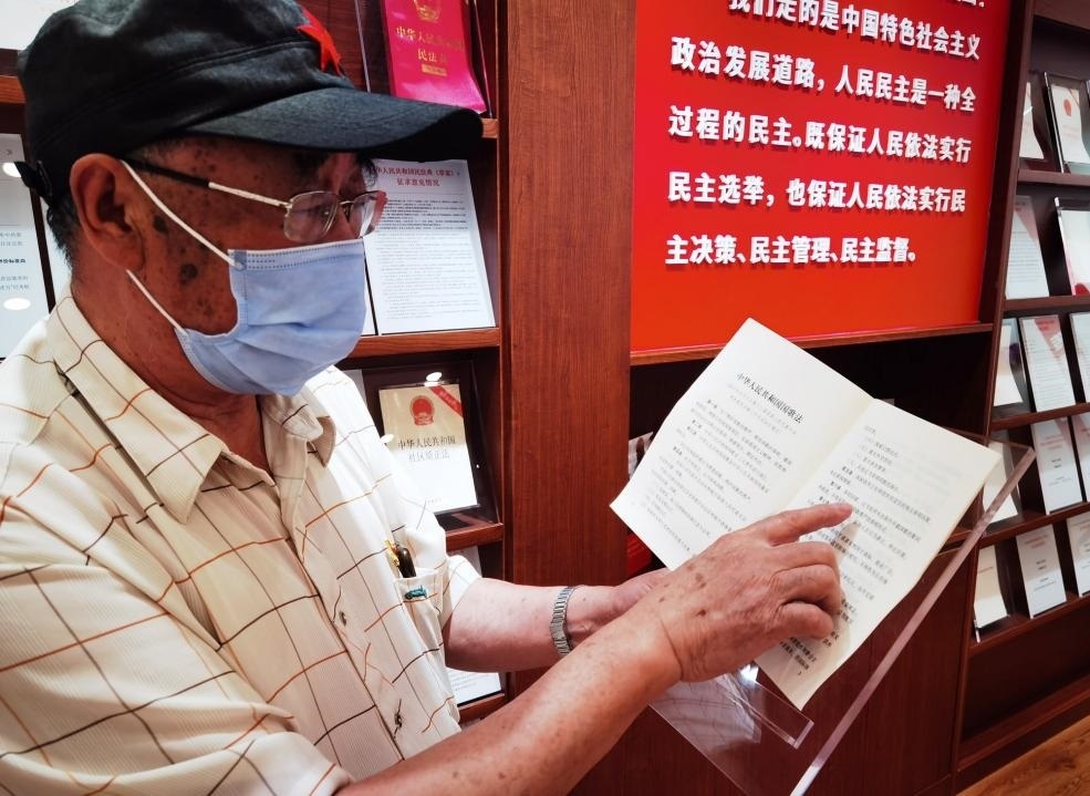 夏云龍給記者展示國歌法修改的內(nèi)容。人民網(wǎng)記者 唐小麗攝