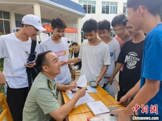 專武干部在講解相關(guān)政策。韋碩 攝