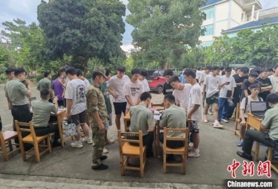 專武干部在發(fā)放兵役登記證。韋碩 攝