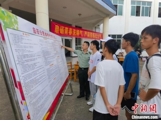 專武干部在講解應(yīng)征體檢標(biāo)準(zhǔn)。韋碩 攝