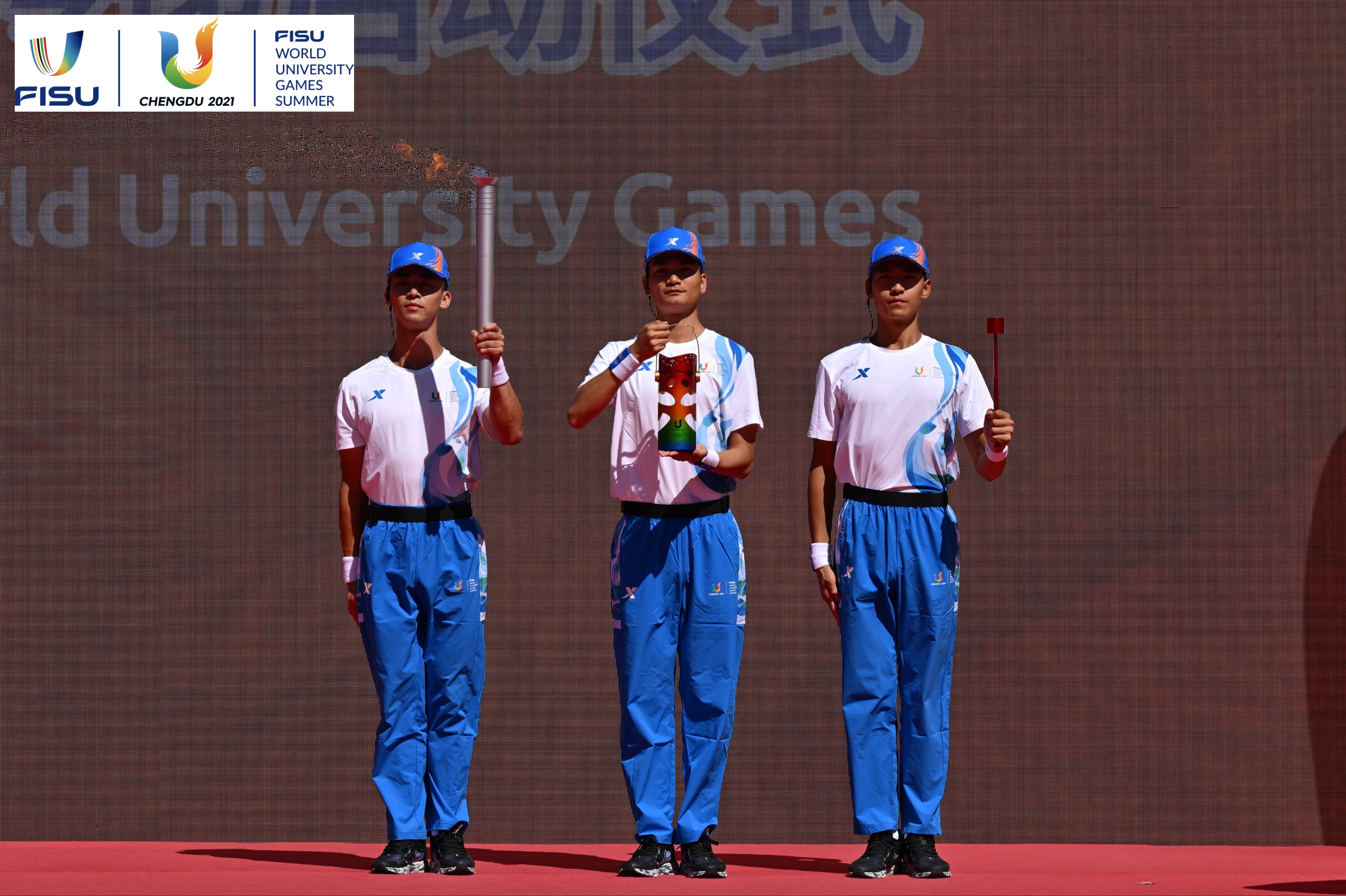 成都大運會火種護(hù)衛(wèi)隊點燃大運火炬。 圖片來源：成都大運會執(zhí)委會供圖