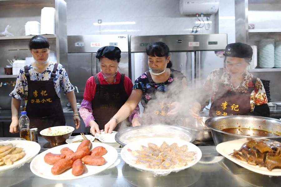 福建三明市沙縣區(qū)一家小吃店工作人員在為客人準(zhǔn)備特色小吃。 新華社記者 林善傳 攝