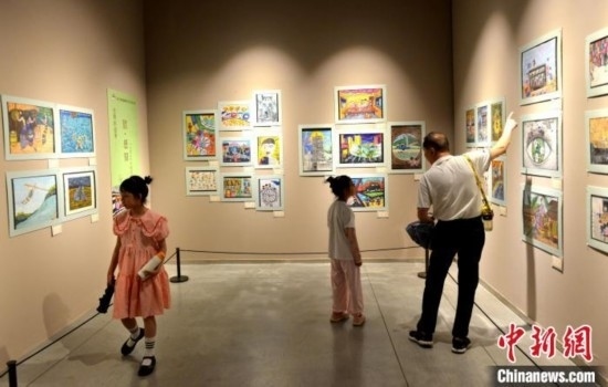 圖為家長帶著孩子參觀展覽。呂明 攝