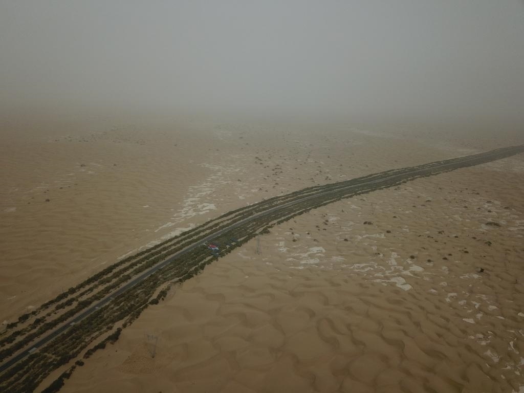 這是2019年8月12日拍攝的塔里木沙漠公路兩側的綠色屏障（無人機照片）。新華社記者宿傳義攝