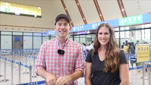 6月13日，來自美國的德拉古（Dragoo）夫婦將首次乘坐中老鐵路國際旅客列車從中國出境。李揚 攝