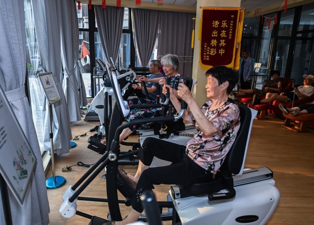 在浙江嘉興市南湖區(qū)新嘉街道電子社區(qū)鄰里中心的長者運動健康之家內(nèi)，老人們在進行器械鍛煉（2023年6月14日攝）。新華社記者 徐昱 攝